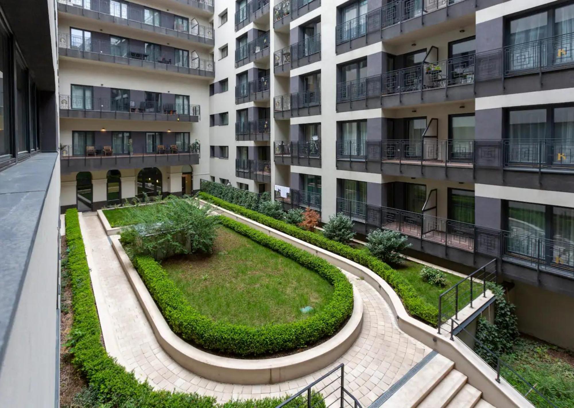 Romantic By Andrassy Street With Garage And Rooftop Pool *