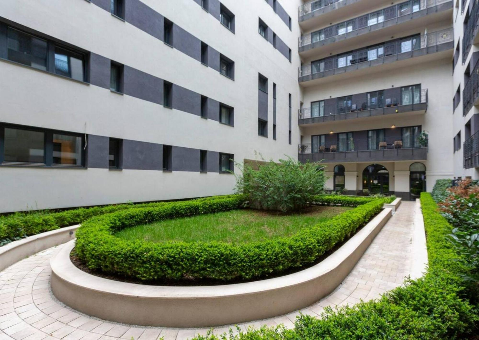 Romantic By Andrassy Street With Garage And Rooftop Pool Budapeszt